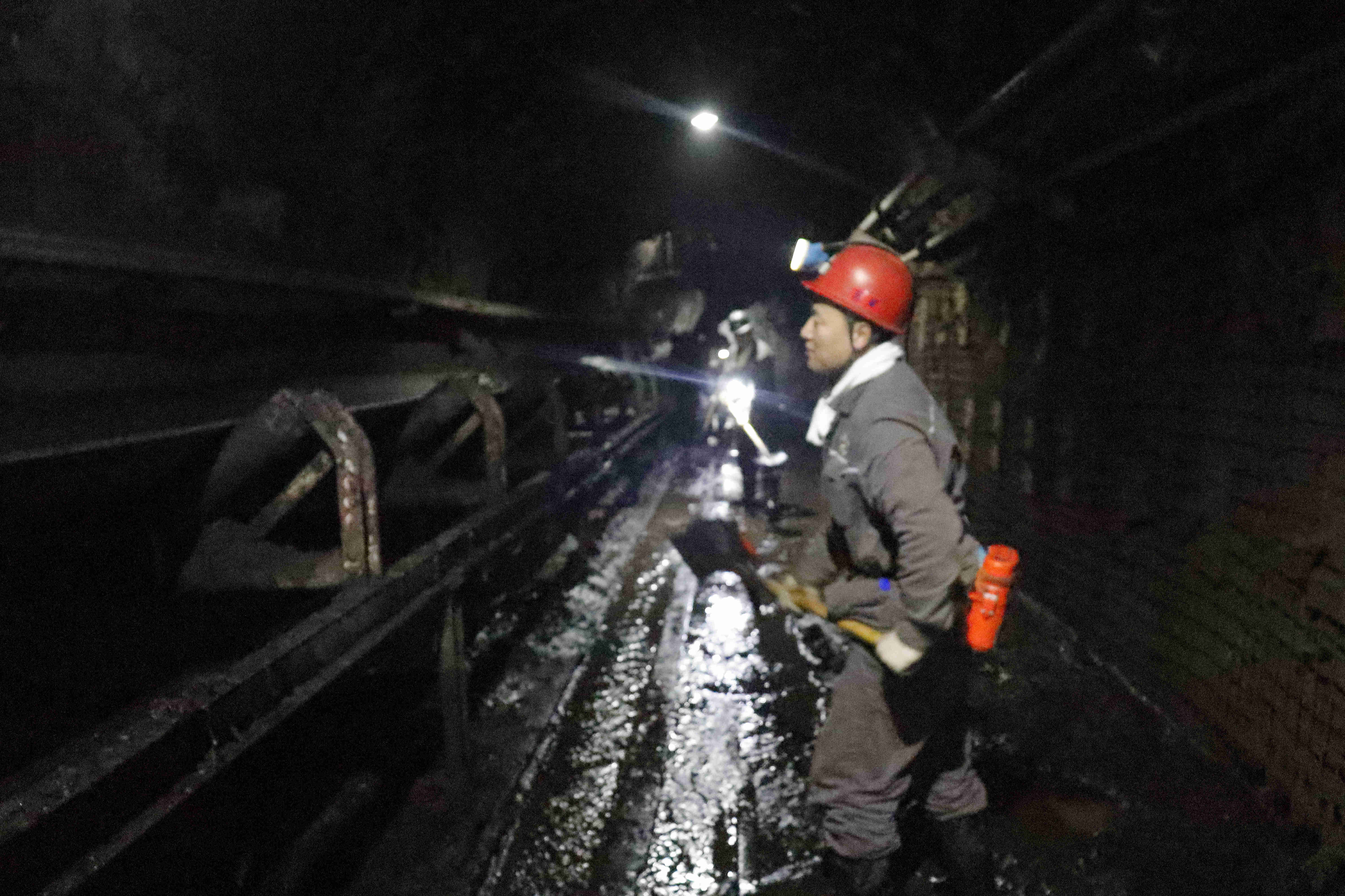 离石区枣林乡三星煤业打着填沟造地的幌子非法排污乱倒煤矸石 - 知乎